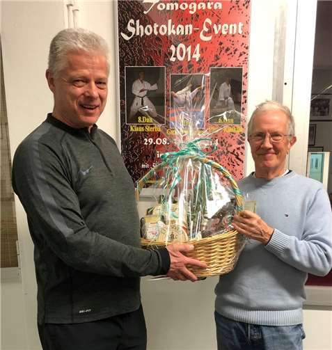 Gunar Weichert freut sich, Jubilar Rainer Hauck reich zu beschenken. Foto: privat