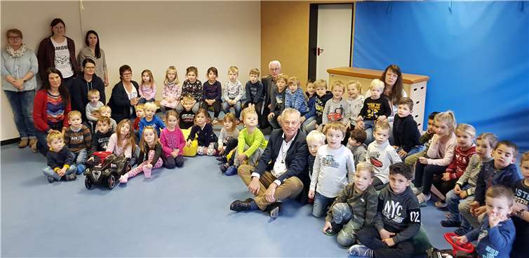 Gundlach-Geschäftsführer Gebhard Jansen und Bürgermeister Mendel freuen sich mit den Kindern in der Region um die Raubacher Firmenzentrale.Gundlach