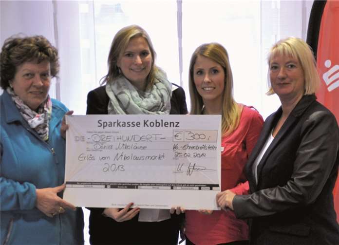 Gundula Krebs (r.) und Kassiererin Karin Höhne (l.) nahmen die 300 Euro von Kerstin Wüschen (2.v.l.) und Mitarbeiterin Alisa Herz (2.v.r.) entgegen.privat