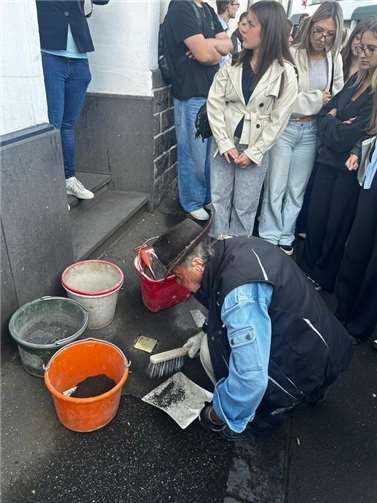 Mayener Schülerinnen und Schüler verlegen Stolpersteine Gunter Demnig bei der Verlegung.