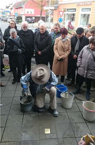 Gunter Demnig verlegt den Stolperstein für Helena Meyer.