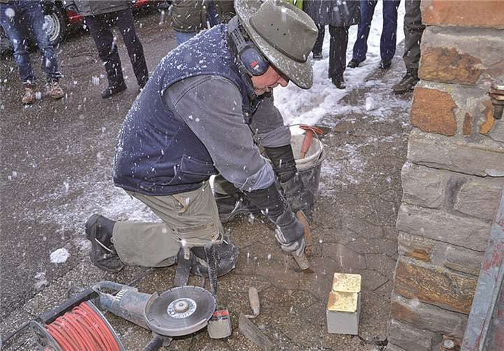 Gunter Demnig verlegt die Stolpersteine persönlich. VG Kaisersesch/J. Virtue