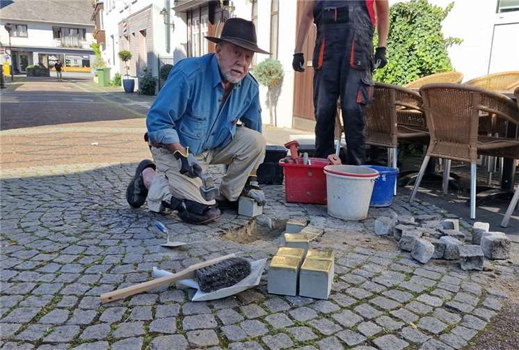 Erinnerung an ermordete Mitglieder dreier jüdischer Familien Gunter Demnig verlegt die ersten Stolpersteine in Bad Hönningen. Fotos: AWi