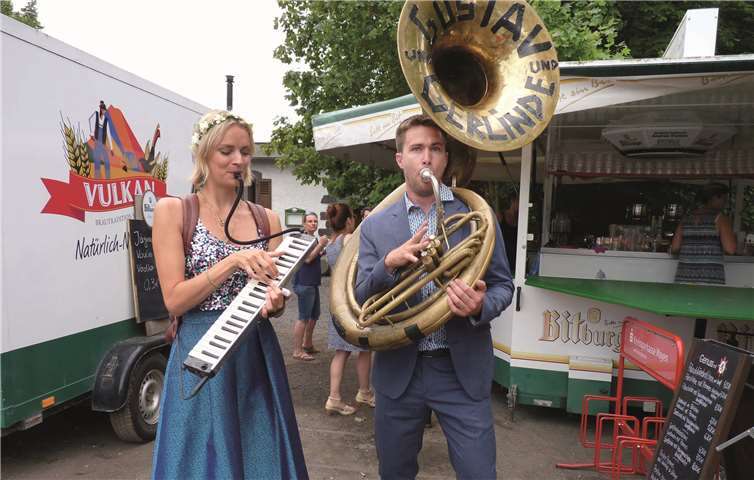 Gustav (Sousaphone) und Gerlinde (Melodica) erfreuten die Gäste des Empfangs auf der Museumslay mit bekannten Melodien.