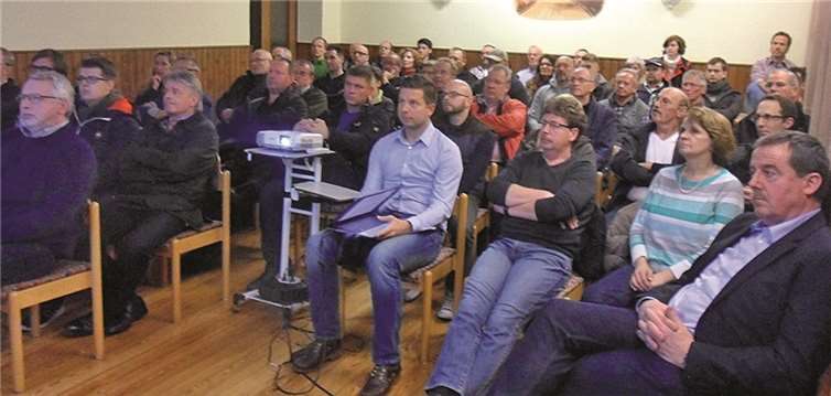 Gut 100 Bürger aus Karweiler ließen sich in der Alten Schule über die Anschlussmöglichkeiten an das schnelle Internet informieren. JOST