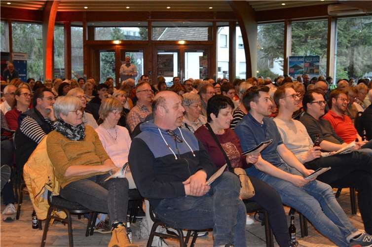 Gut 200 Sängerinnen und Sänger folgten der Einladung ins Foyer der Rheinhalle.  Fotos: AB