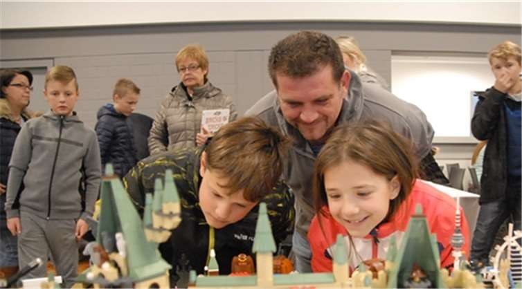 Gut 700 Besucher erfreuten sich am Sonntag an den unzähligen ausgestellten Lego-Welten. Viele nutzten die Gelegenheit, fehlende Einzelteile nachzukaufen.