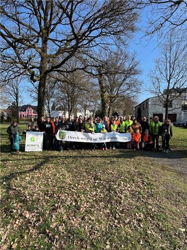 Gut 80 große und kleine helfende Hände sammelten wieder viel Unrat rund um ihre Heimatgemeinde.  Foto: Heimat- & Verschönerungsverein Straßenhaus e. V.