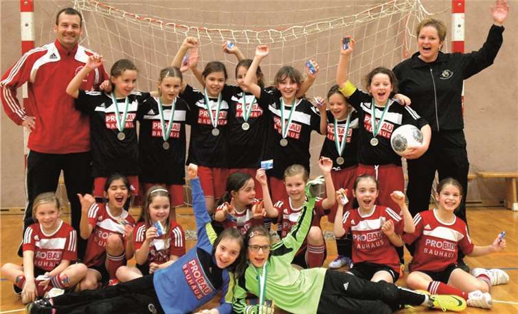 Gut Lachen auch bei den E-Juniorinnen: Sie taten es ihren älteren Kolleginnen gleich.