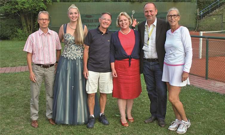 Gut Lachen haben Tourist-Info-Chef Holger Klemm, Brunnenkönigin Maren Kraus, der Deutsche Meister AK 80+ Herbert Althaus, Stadtbürgermeisterin Gabriele Hermann-Lersch, TC-Vorsitzender Uli Adams und die Deutsche Meisterin 60+, Margret Beyer aus Andernach. TER