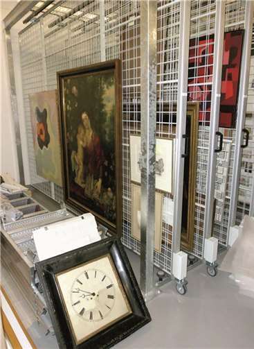 Gut abgehangen: Schätze im Depot des Museums.