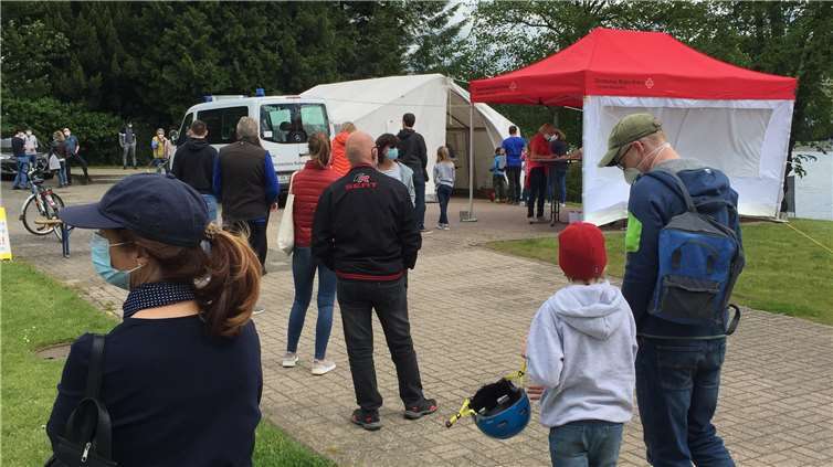 Gut angenommen: Vor dem Testzentrum im Kurpark bildeten sich durchgehend längere Warteschlangen.Fotos: KMI