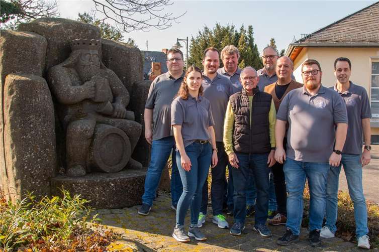 Zurück zu den Wurzeln Gut aufgestellt in Richtung 26. Mendiger Gambrinusfest: das Komitee für das Mendiger Gambrinusfest am Gambrinus-Denkmal auf dem Mendiger Marktplatz. Foto: privat