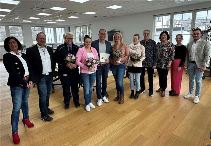 Gut aufgestellt in die Zukunft (v. l.): Ute Dernbach, Teilbereichsleiterin Familie, Schulen und Soziales, Christopher Wittig, Teilbereichsleiter Sicherheit und Ordnung, Anett Weiß, Nadine Ott, VG-Bürgermeister Jörg Lempertz, Jennifer Kretschmann, Claudia Weinand, Otmar Schüller, Fachbereichsleiter Familien, Schulen, Ordnung und Soziales, Andrea Paulmann, Personalrat, Caroline Hamann, Gleichstellungsbeauftragte, und Büroleiter Fabian Schneider. Foto: VG-Verwaltung Mendig/Stefan Pauly