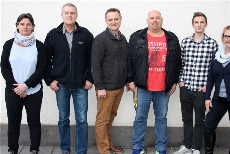 Gut ausgebildet und motiviert bringen sich Uschi Fuhs (SV Ehrang), Armin Fischer (FC Mayen), Alex Dick (DJK Asterstein), Michael Eifler (TV Mülhofen), Michel Heinen (TuS Westerburg) (von links) in ihren Vereinen ein. Die Leiterin der SBR Management-Akademie, Barbara Berg (rechts) gratulierte im Namen des SBR. Sportbund Rheinland e. V.