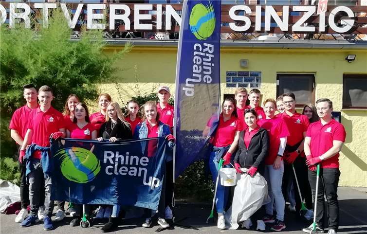 Gut ausgerüstet machten sich die Auszubildenden der Sparkasse an die Arbeit. Am Ende kamen etliche Säcke Müll zusammen.Foto: privat