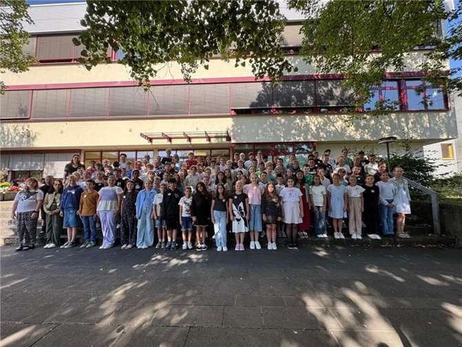 Gut ausgerüstet starten die 102 Mädchen und Jungen so in ihre Schulzeit an der Geschwister-Scholl-Realschule plus in Andernach. Foto: Geschwister-Scholl-Realschule plus