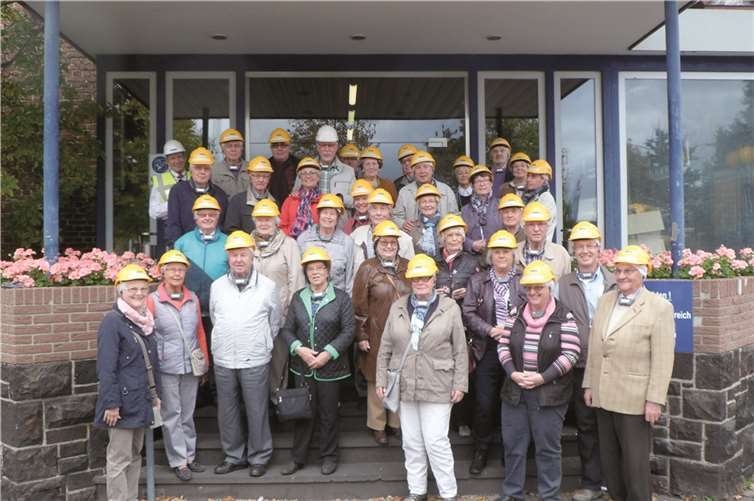 Gut ausgerüstet startete die Andernacher SeniorenUnion zu einem interessanten Rundgang durch das Weißblechwerk. SeniorenUnion