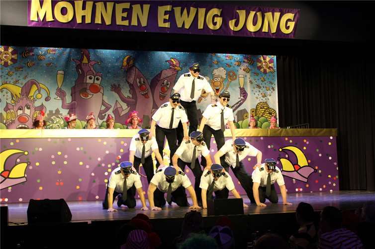 Gut aussehende Piloten nahmen das närrische Publikum mit auf Reisen und begeisterten mit ihrem Tanz.