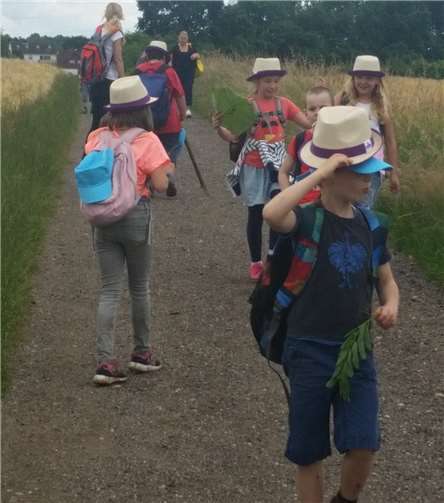 Gut behütet machten sich die Villiper Schüler auf den Heimweg zur Schule.