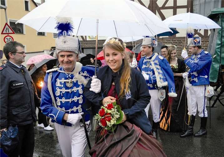 Gut beschirmt von den Husaren: Die Gülser Blüten und Weinkönigin Laura.