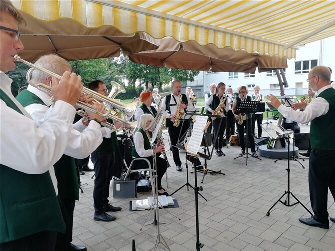 Gut besetzt konnte die Schützenkapelle Mendig die Bewohnerinnen und Bewohner des Alten- und Pflegeheimes Marienstift in Mendig mit den vorgetragenen Melodien erfreuen.Foto: privat