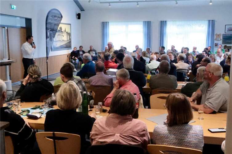Gut besucht: Viele Vereinsvertreterinnen und -vertreter wollten im Zeughaus mit Bürgermeisterkandidat Sven Schnieber ins Gespräch kommen. ( Foto: Boubacker Sahnoun