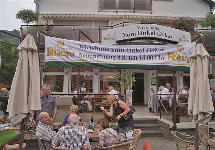 Gut besucht am Eröffnungstag, die Sommerterrasse direkt neben dem Marktplatz von Burgen.