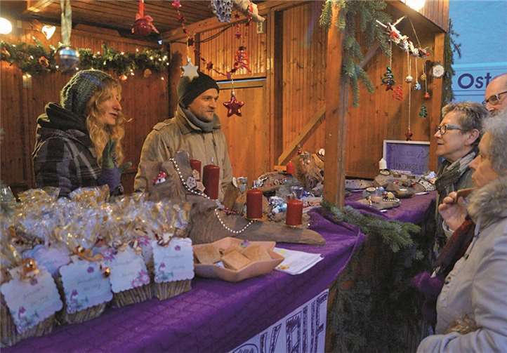Gut besucht an beiden Tagen: der Weihnachtsmarkt vor der Stiftskirche St. Castor in Karden.