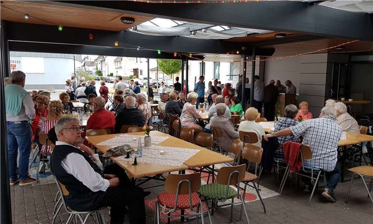 Gut besucht fand bei uter Laune das Grillfest mit allerlei Leckereien statt. Foto: CDU Kaltenengers