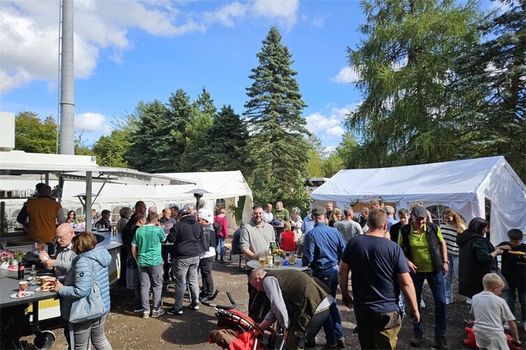 Gut besucht und gesellig: Das Krälinger Dorffest bringt Jung und Alt zusammen.