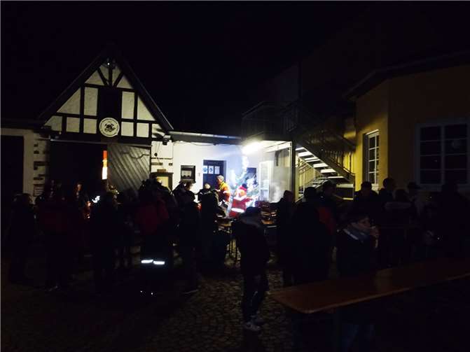Gut besucht war das Neujahrsgrillen der Waldorfer Feuerwehr auf dem Platz vor dem Ge-rätehaus am vergangenen Freitag. Foto: WER