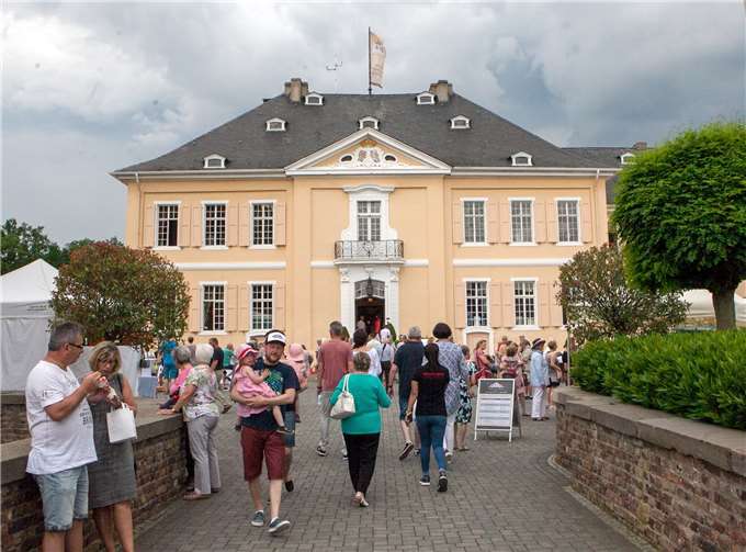 Gut besucht war das Schlossfest X auf dem malerischen Schloss Miel.