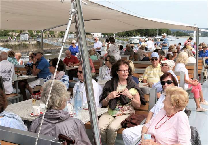 Gut besucht war das Sonnendeck von den Mitreisen an diesem Tage, konnte man doch von hieraus die Schönheiten entlang des Rheins beobachten. Privat