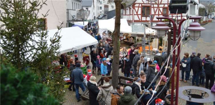 Gut besucht war der Adventsmarkt in und vor dem Alten Rathaus, sowie in der unteren Kirchgasse. Ortsgemeinde Dausenau