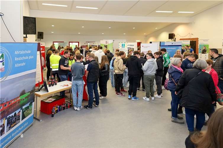 Gut besucht war der Berufsorientierungsabend der Ahrtalschule, an dem Anwesende von 21 Ausbildungsbetrieben oder -institutionen aus der Region über regionale berufliche Ausbildungsmöglichkeiten informierten. Das Bürgerhaus am flutbedingt aktuellen Standort der Realschule plus Altenahr in Gelsdorf bot für die Berufsmesse ein geeignetes Umfeld.  Foto: Thorsten Trütgen