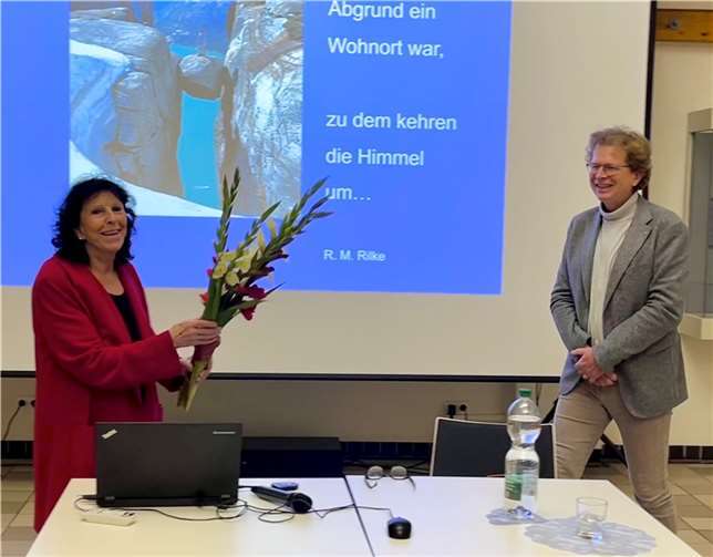 Gut besucht war der Ratssaal des Rheinbacher Glasmuseums am 2. November 2022 anlässlich des Vortrags von Monika Müller zum Thema „Nur trauern kann Trauer lindern“, der von der Ökumenischen Hospizgruppe organisiert wurde. Foto: privat