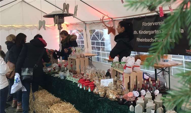 „Gut besucht war der Stand des Fördervereins auf dem Flerzheimer Weihnachtsmarkt“. privat