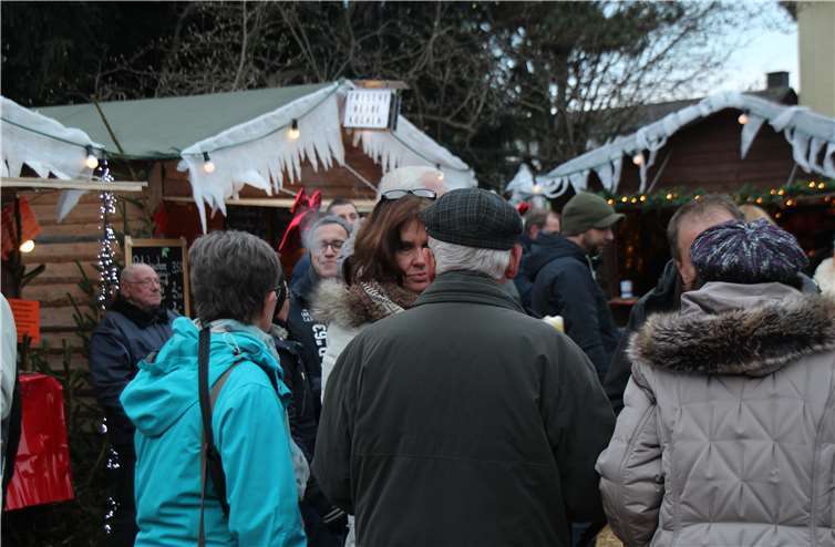 Gut besucht war der Weihnachtsmarkt im Herzenvon Bad Breisig am Nachmittag des Eröffnungstages.