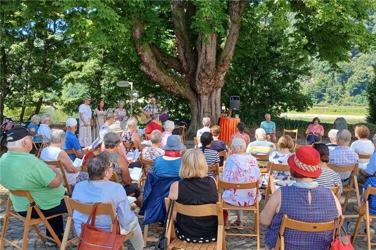 Gut besucht war die „Sommerkirche“ unter freiem Himmel, vor der Johanniskirche an der Lahnmündung.