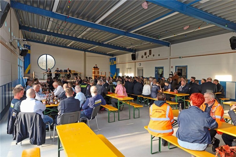Gut besucht war die diesjährige Dienstversammlung der Freiwilligen Feuerwehren der Verbandsgemeinde Altenahr in der Vischeltalhalle in Berg-Freisheim. Während der Versammlung werden unter anderem die jährlichen Ehrungen für langjährige aktive Tätigkeit, Verpflichtungen, Ernennungen für besondere Funktionen und Entpflichtungen vom Bürgermeister und der Wehrleitung vorgenommen. 