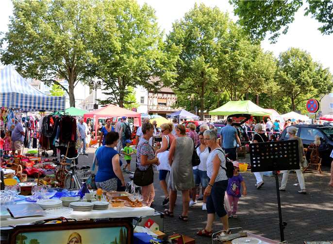 Gut besuchter Antik+Flohmarkt in der Bendorfer Innenstadt. GM