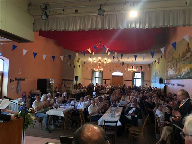 Gut besuchter Festabend - Blick in den Saal.