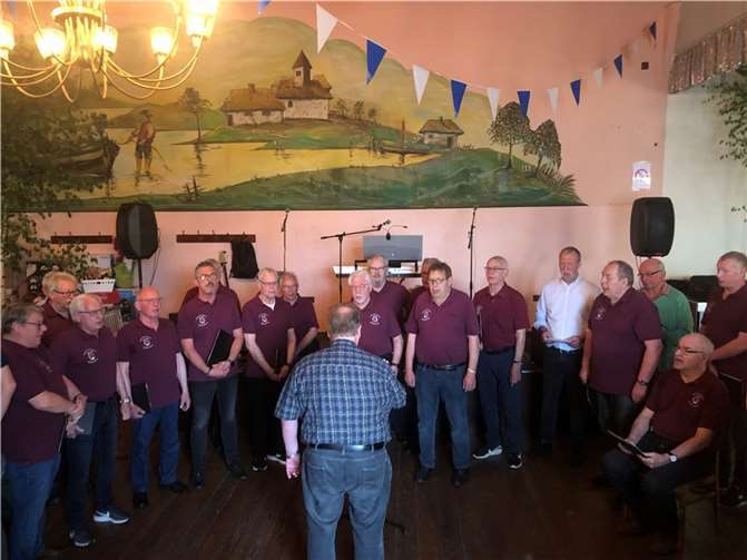 Gut besuchter Frühschoppen bei der Kirmesgesellschaft.  Fotos: MGV