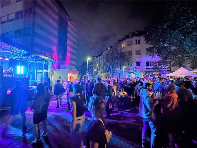 Gut besuchter Schenkendorfplatz beim sechsten Vorstädter Bürgerfest. Foto: SPD-Ortsverein Koblenz-Süd / Martin Lips