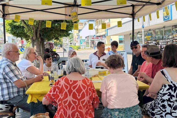Gut besuchter Stand am Tag der offenen Gesellschaft in Neuwied