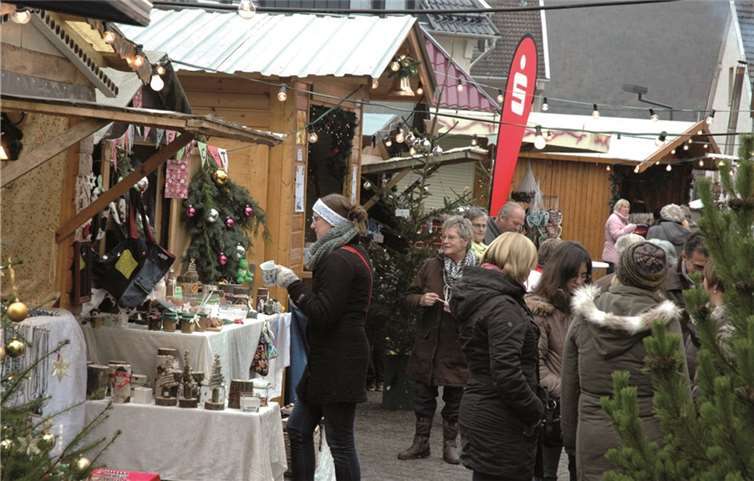 Gut besuchter Weihnachtsmarkt in Schuld