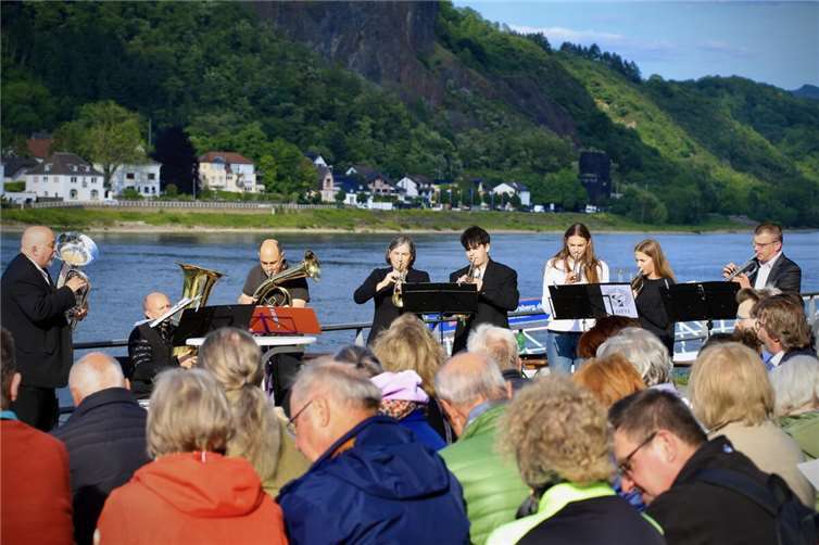 Gut besuchter ökumenischer Gottesdienst auf der Rheinpromenade.  Foto: Stefani Riedel