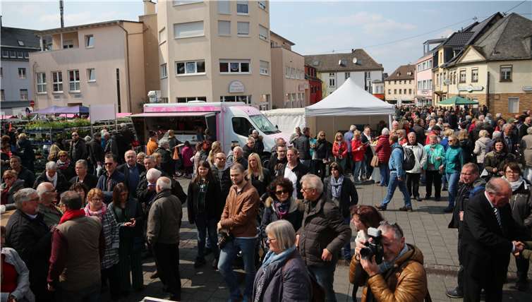 Gut besuchtes Marktgeschehen. Fotos: GM