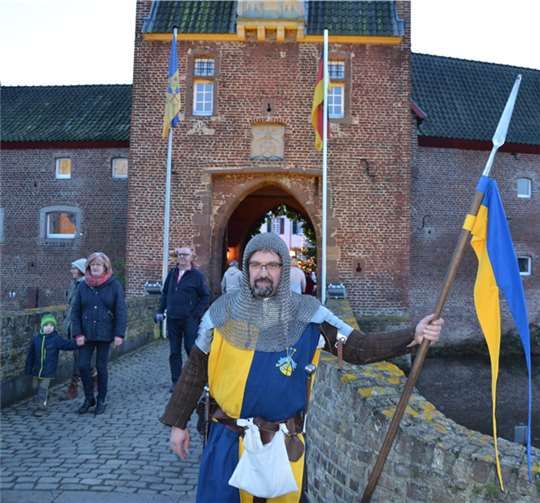 Gut bewacht ist der Zugang zum Weihnachtsmarkt auf der Burg Heimerzheim.